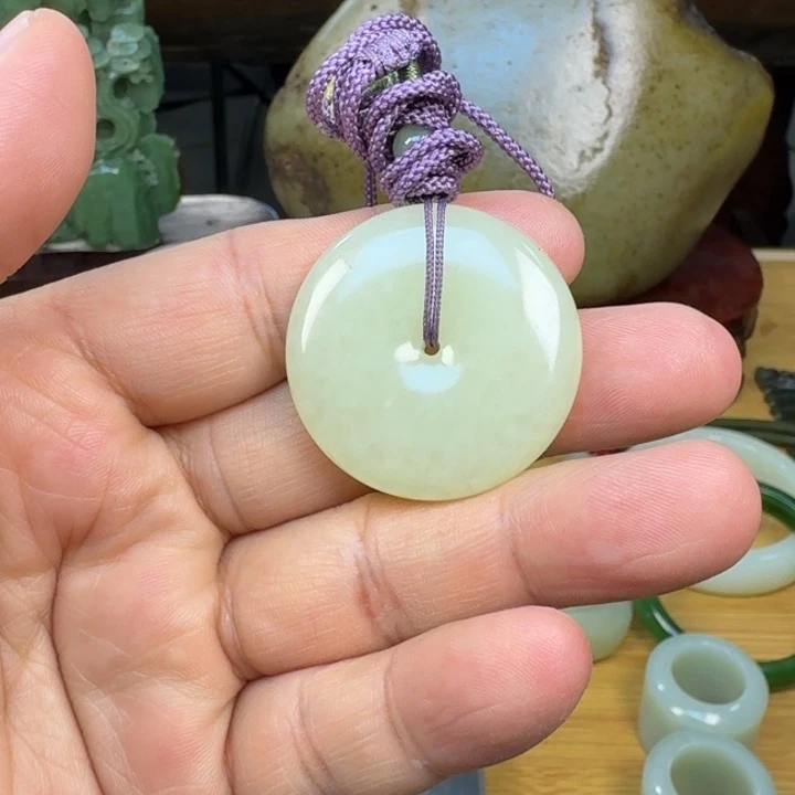 和田玉未镶嵌吊坠(赠链)