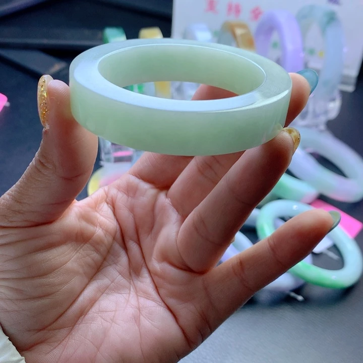 未镶嵌翡翠手镯定制翡翠