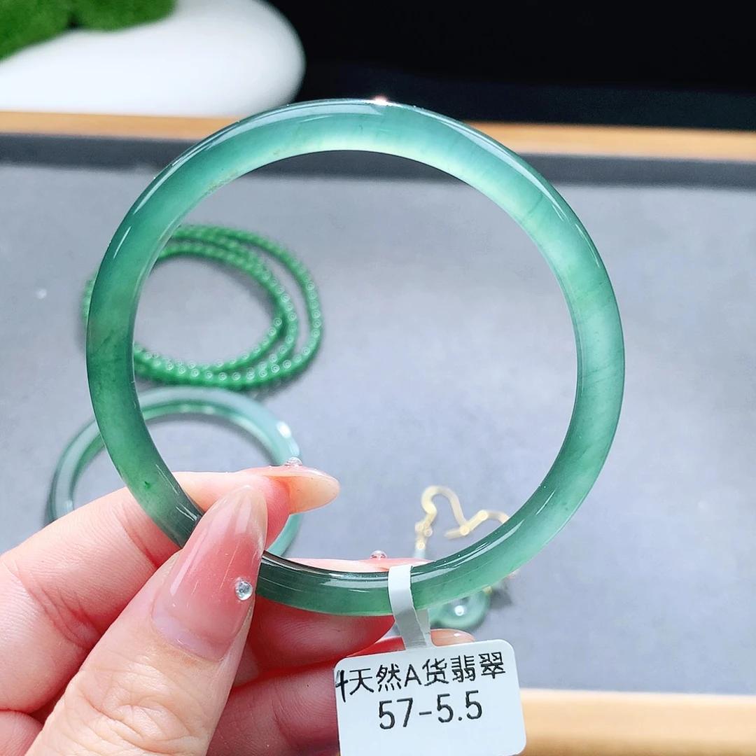 未镶嵌手镯（圆镯）翡翠