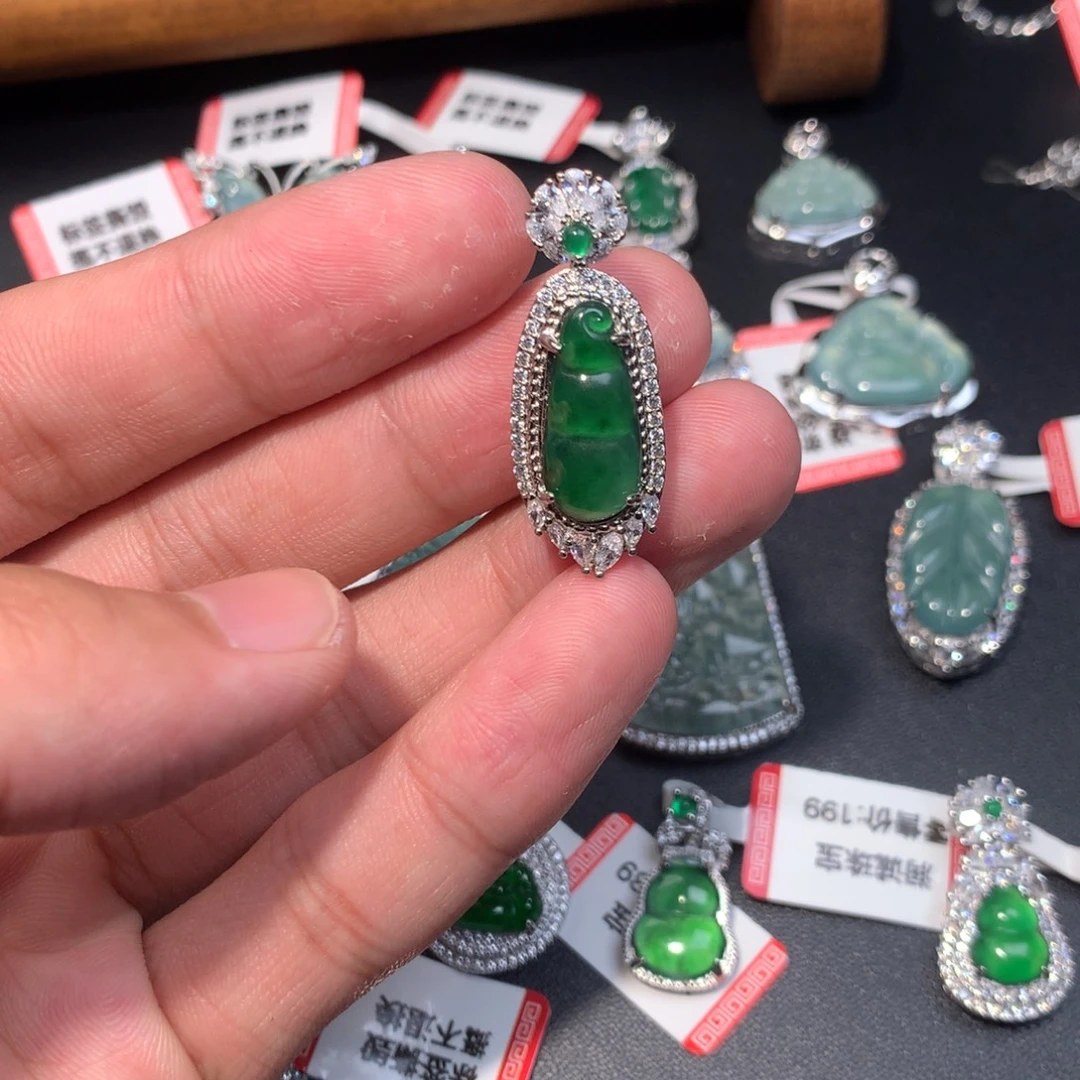 吊坠(不含链)未镶嵌翡翠