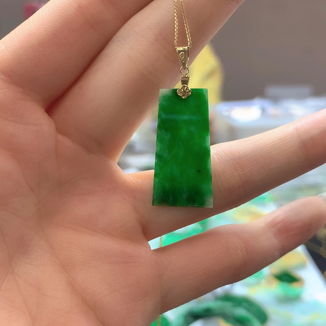 翡翠18K金镶嵌颈饰翡翠