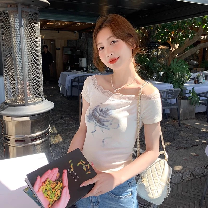 龙妹白色一字肩蕾丝短袖T恤女2025夏绝美露肩独特漂亮斜肩上衣