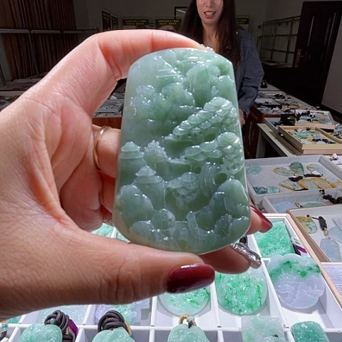 翡翠未镶嵌颈饰一个