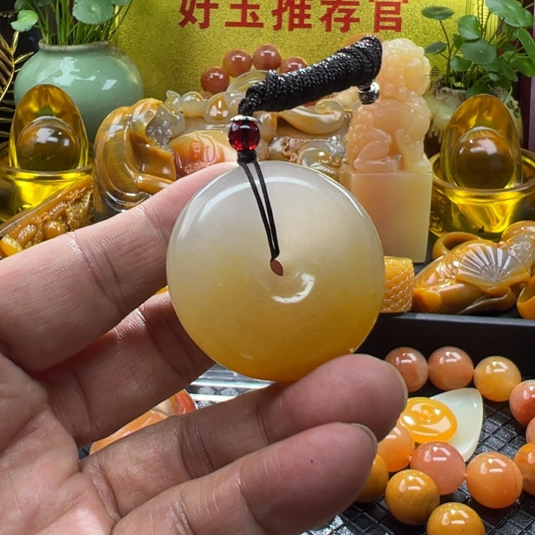 如***水石英质玉未镶嵌颈饰