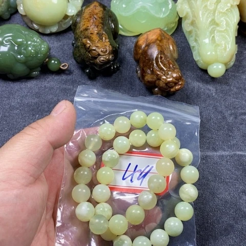 未镶嵌蛇纹石玉颈饰
