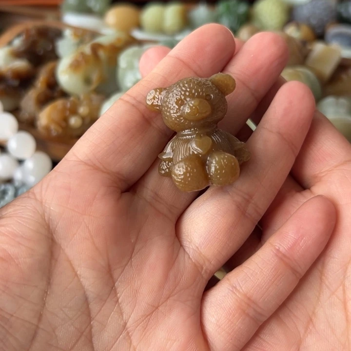 颈饰未镶嵌和田玉小**。