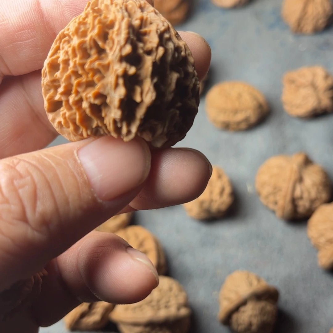 文玩核桃吊坠刺龙