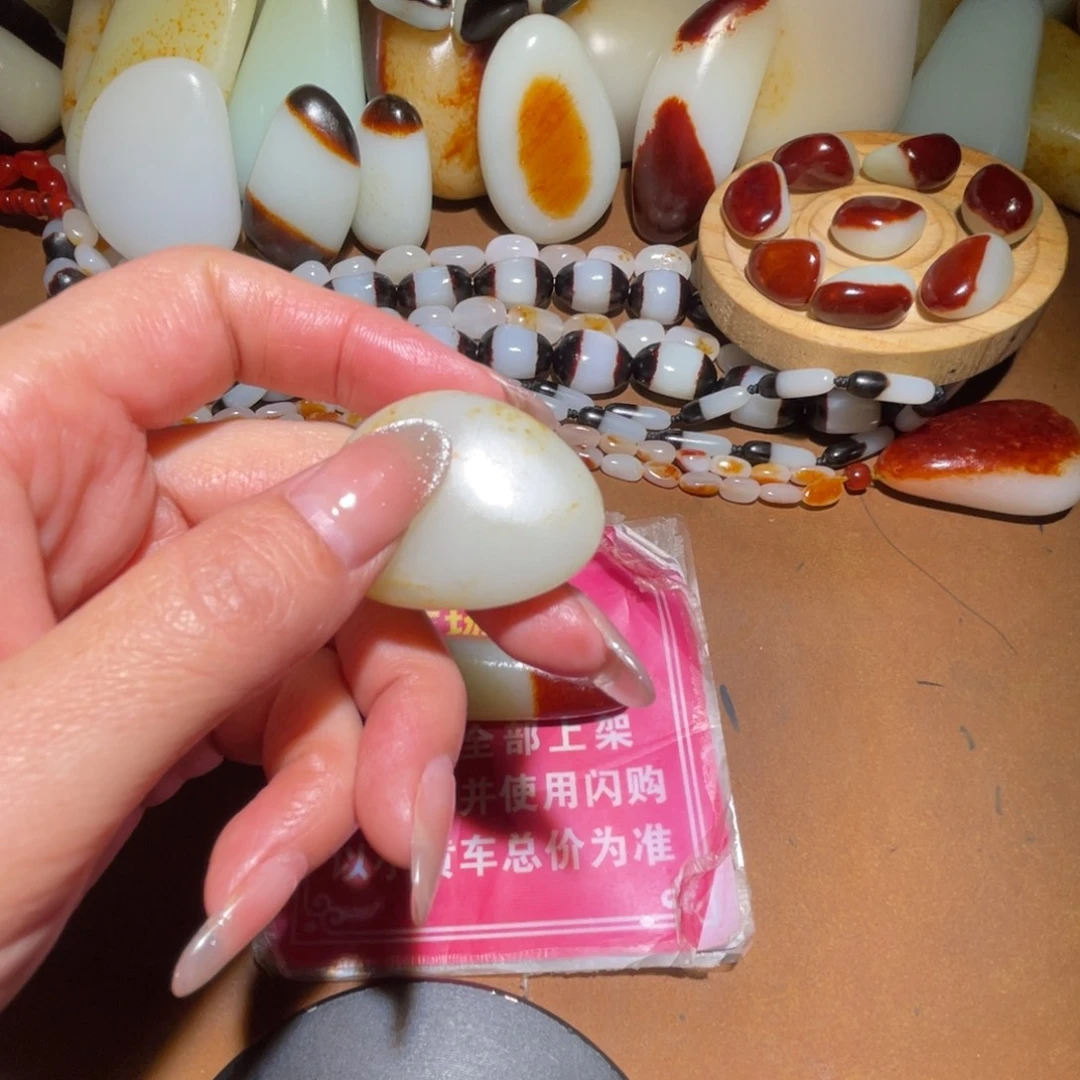 用***群和田玉（糖玉）未镶嵌颈饰