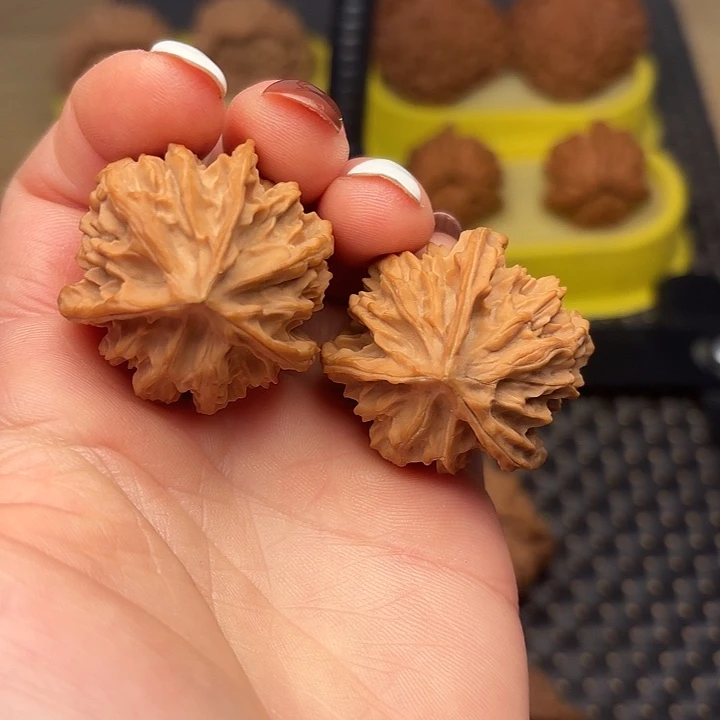 文玩核桃吊坠35凹的三棱