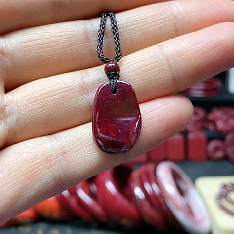 天然辰砂原矿晶体随形吊坠