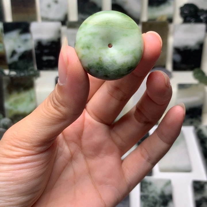 足铂镶嵌独山玉颈饰