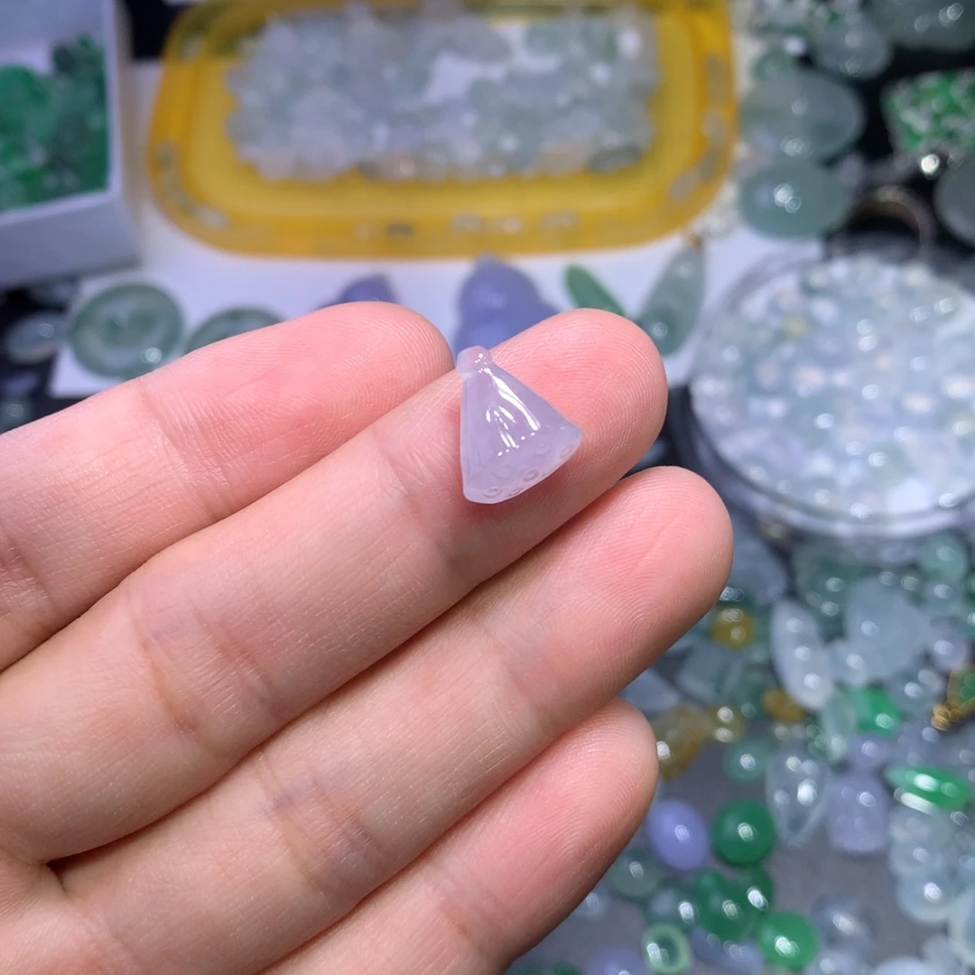 翡翠未镶嵌颈饰莲蓬