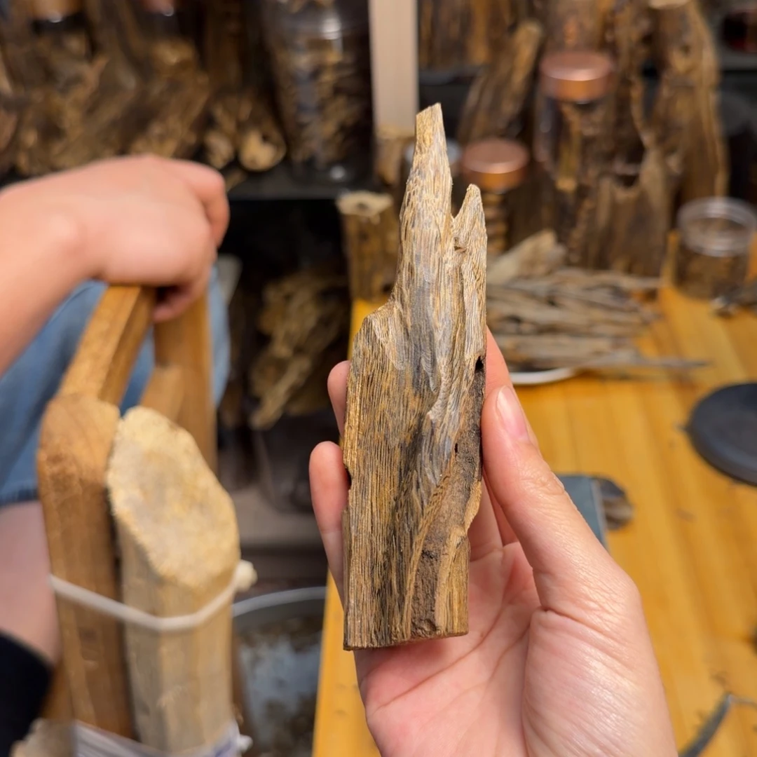 沉香碎屑沉香蓝宝石18克