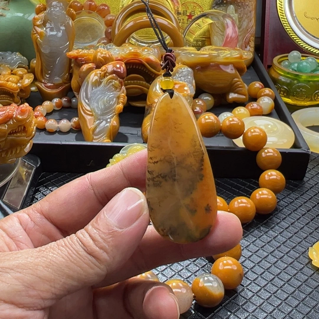 颈饰未镶嵌石英质玉