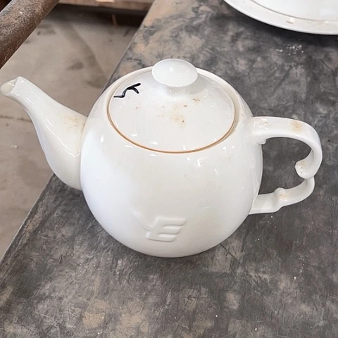 微瑕，不能明火，带茶漏骨瓷冷水壶