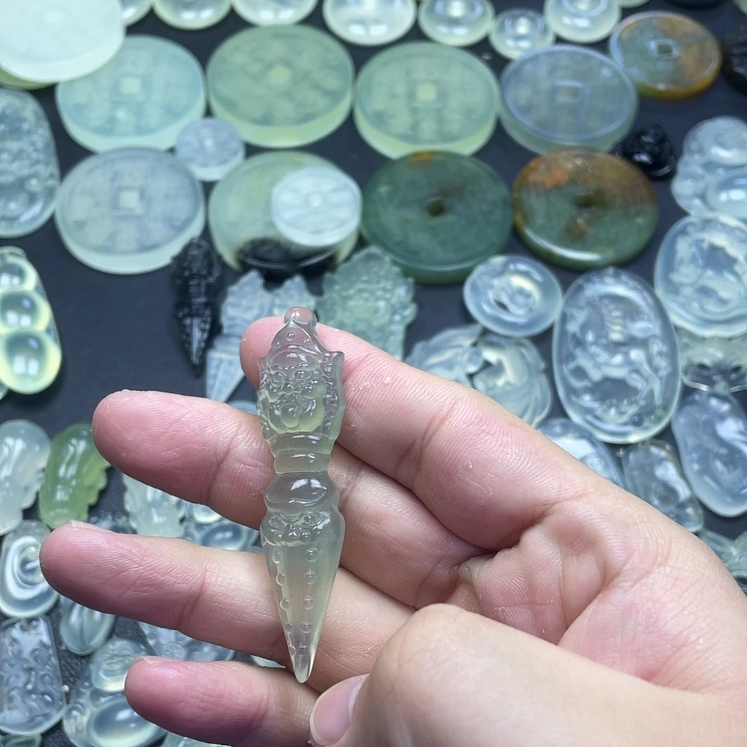 岫玉未镶嵌颈饰降魔初