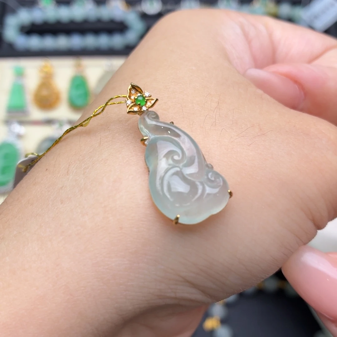 翡翠18K金镶嵌颈饰