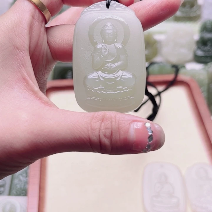 筱***鑫和田玉未镶嵌颈饰