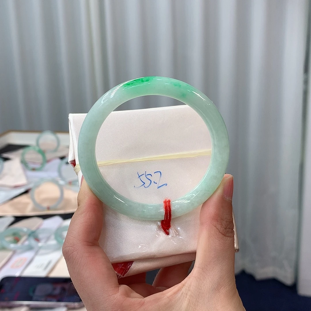 翡翠手镯未镶嵌翡翠