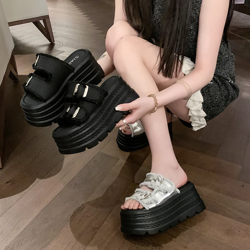 小个子8cm厚底拖鞋女夏外穿2025新款松糕增高时尚皮带扣沙滩凉鞋