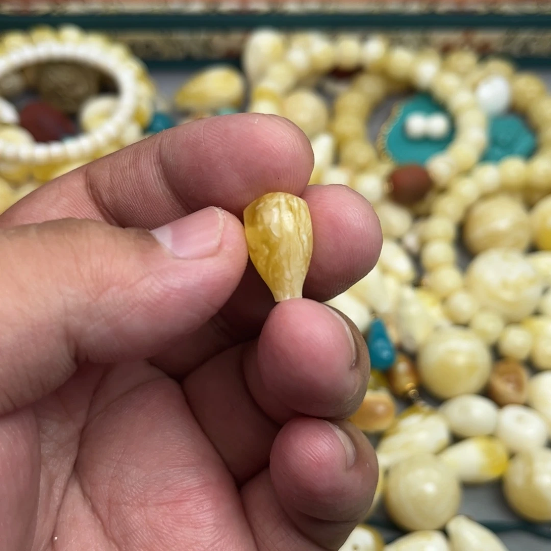 未镶嵌琥珀珠宝奇石97
