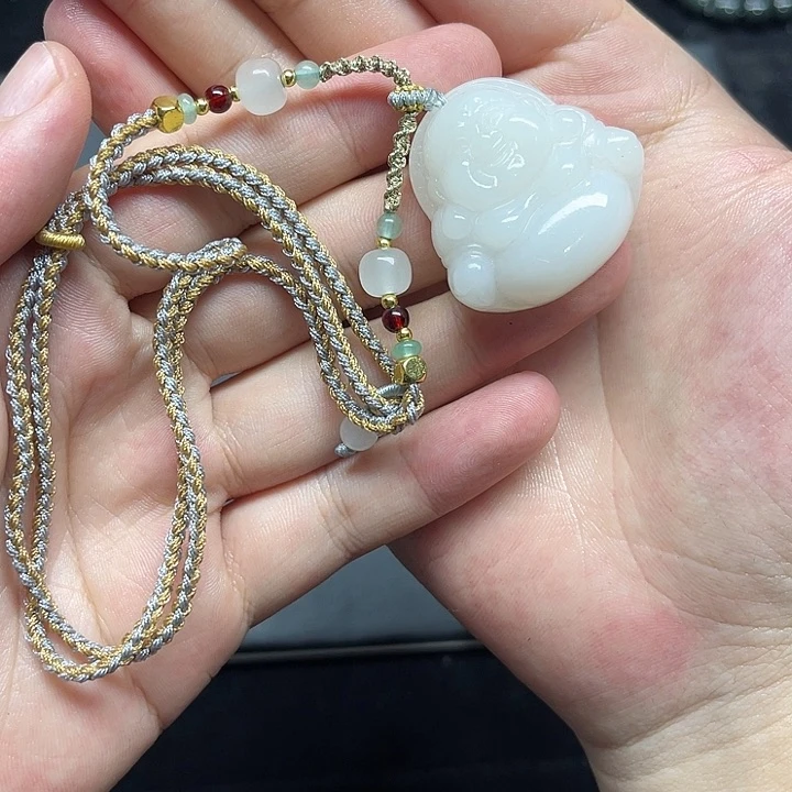 和田玉未镶嵌颈饰新疆且末米达佛