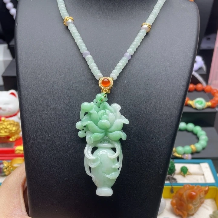 翡翠未镶嵌颈饰翡翠花瓶