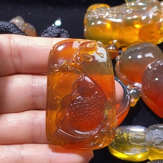 琥珀未镶嵌颈饰年年有余9.8克