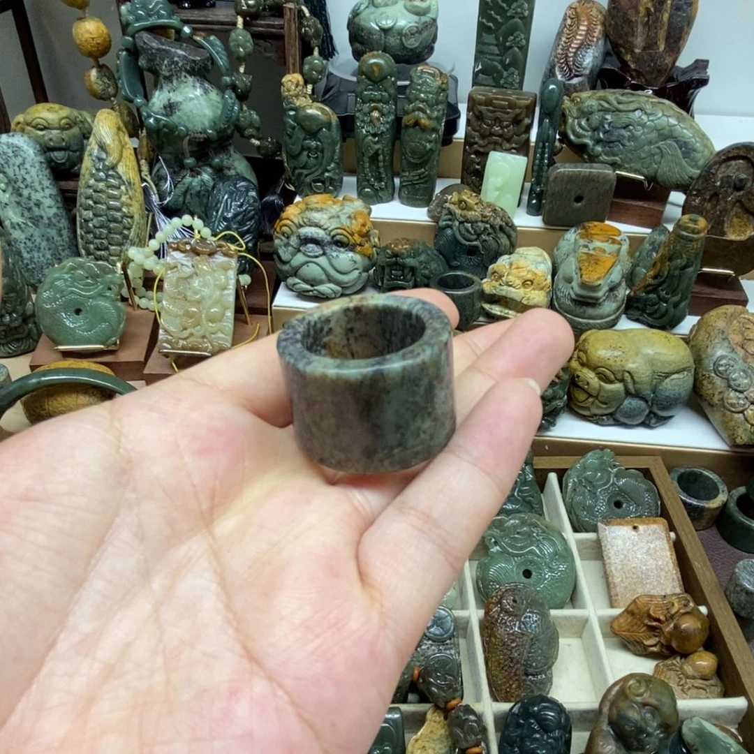 未镶嵌岫岩河磨玉（透闪石质玉）把件