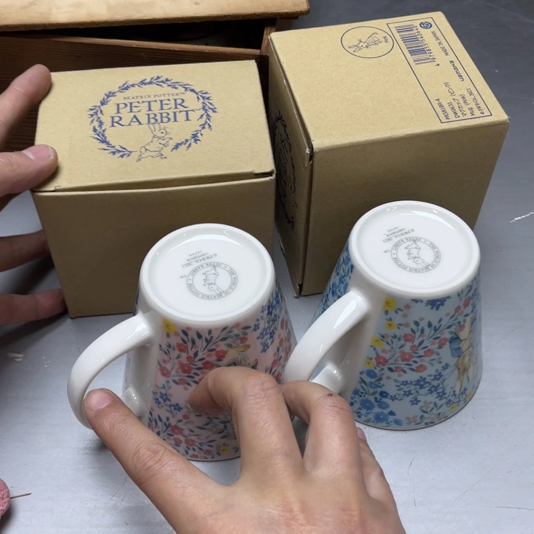 瓷片料****厨密密麻麻地排列着一个