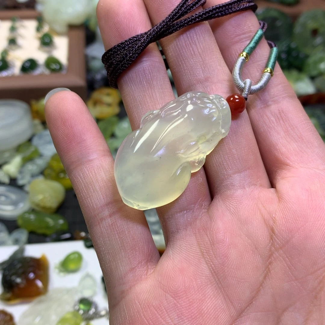 岫玉未镶嵌颈饰貔貅