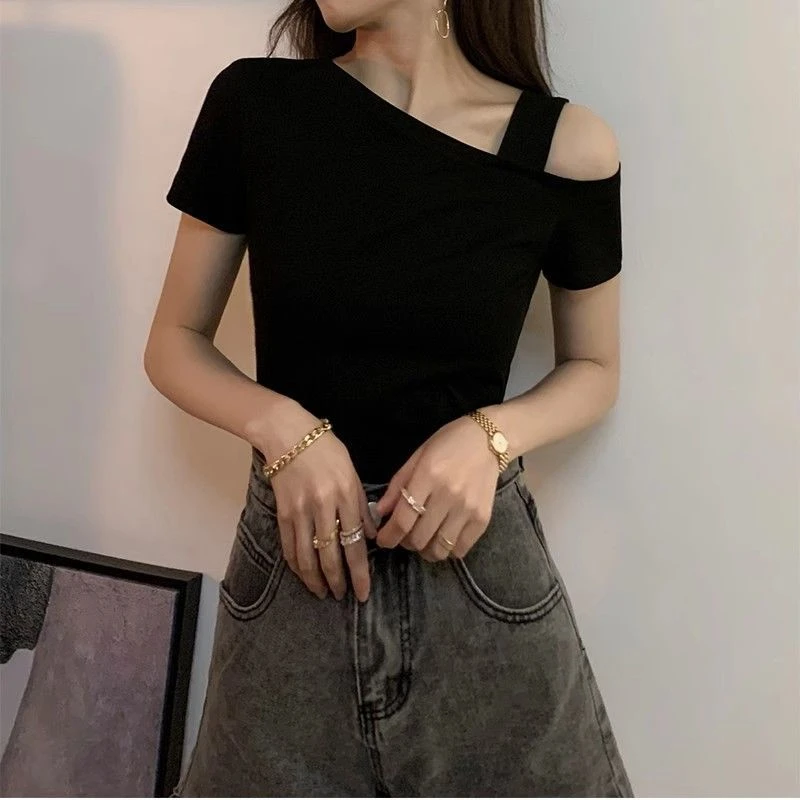 黑色斜肩短袖t恤女2025新款夏季修身显瘦高级感露肩绝美小众上衣
