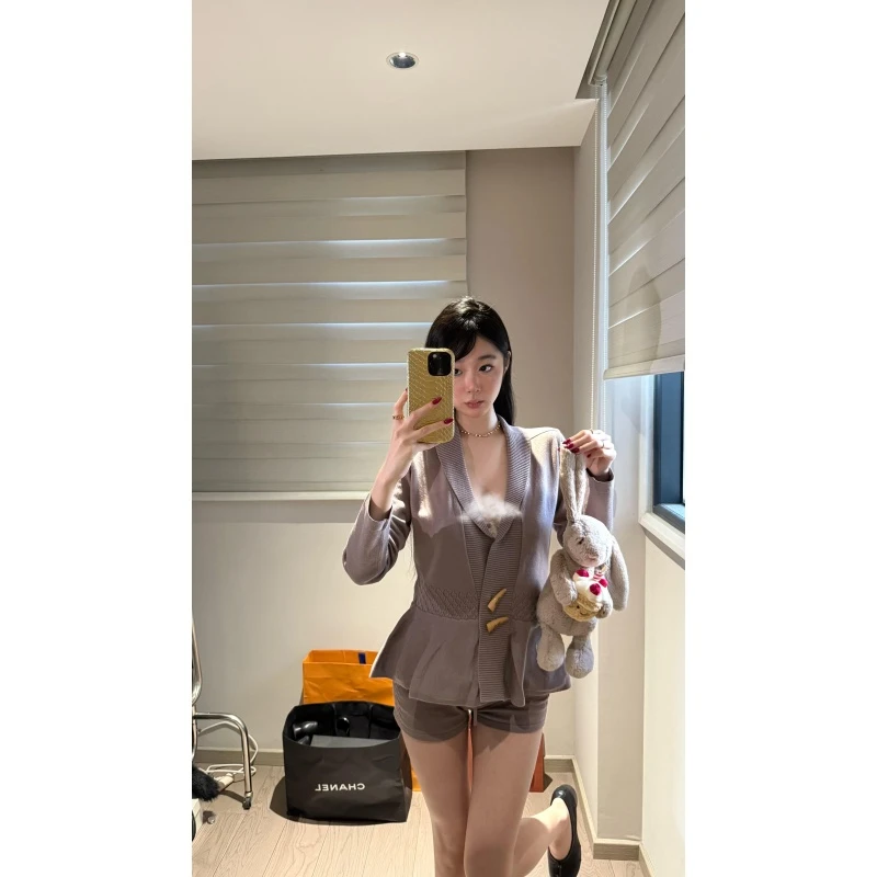 秋冬新款慵懒气质v领收腰显瘦高级感开衫洋气百搭简约短裤两件套