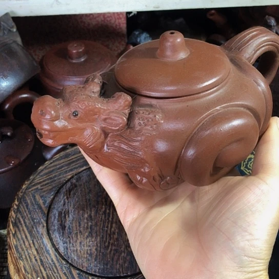 茶壶紫砂原矿泥料手工制作的一把紫砂壶。