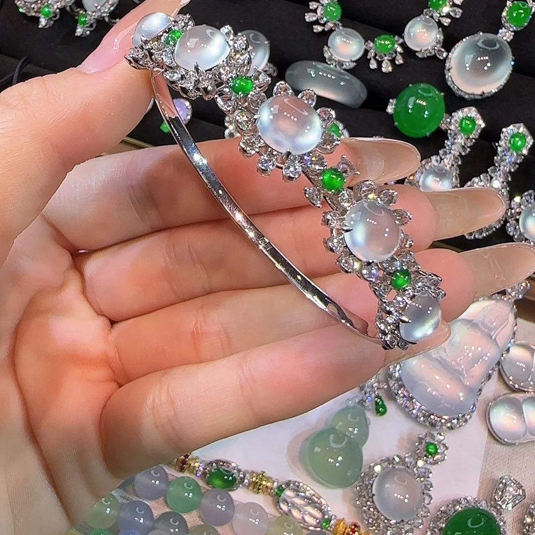 翡翠18K金镶嵌颈饰