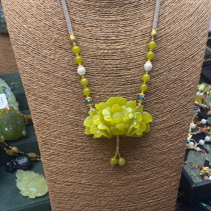 蛇纹石玉未镶嵌吊坠