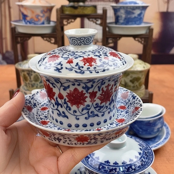 摆件釉里红缠枝莲马蹄盖碗