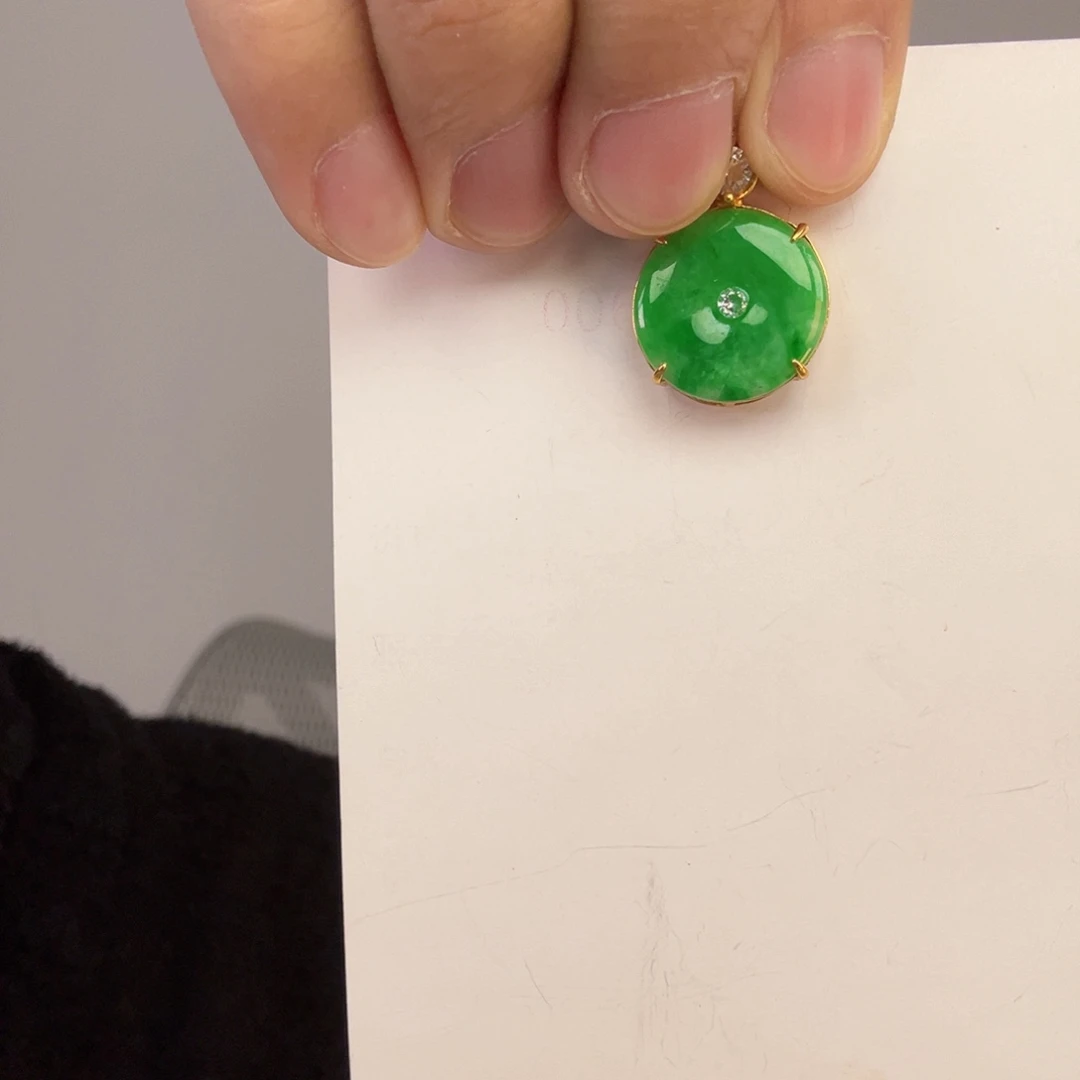 翡翠未镶嵌颈饰一件