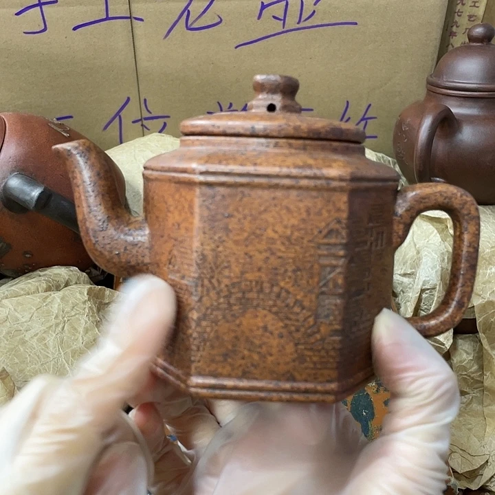 茶壶紫砂原矿泥料，手工制作的一把紫砂壶。