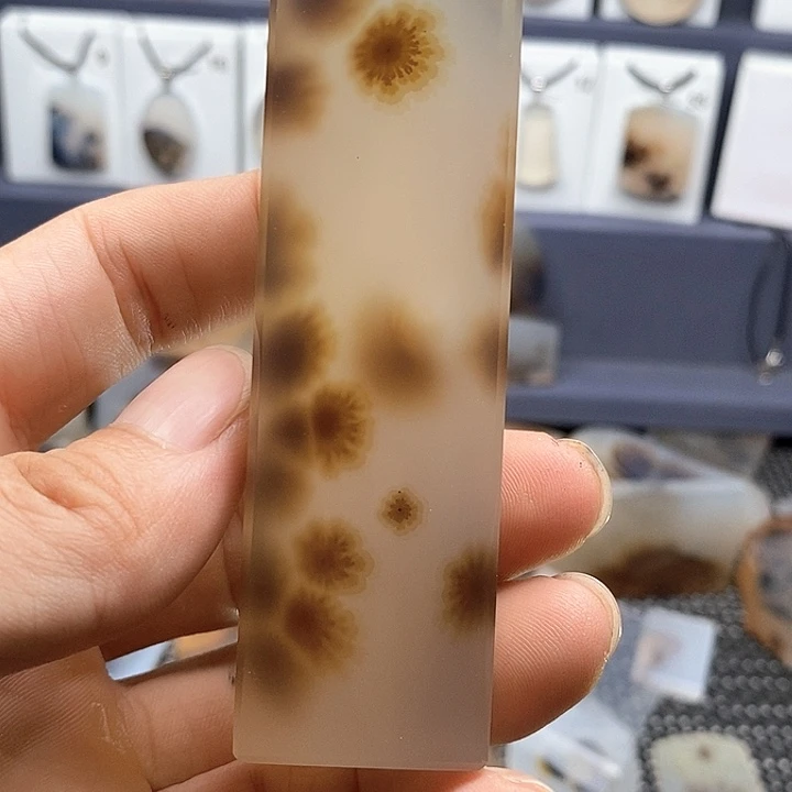 未镶嵌玛瑙/玉髓珠宝奇石在***人