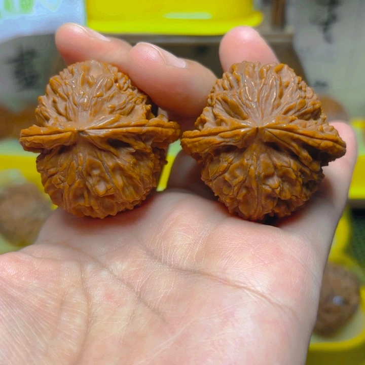 文玩核桃吊坠白狮子