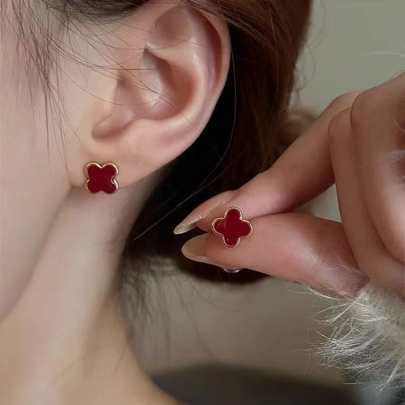 铜合金耳饰 红色四叶草耳钉爆款小众独特新年耳环高级感耳饰P990