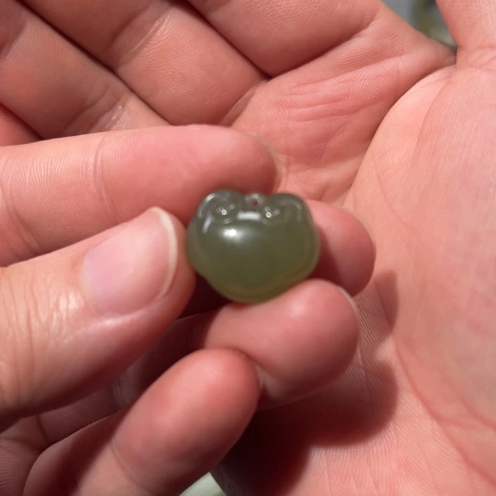 和田玉颈饰未镶嵌爱****泳