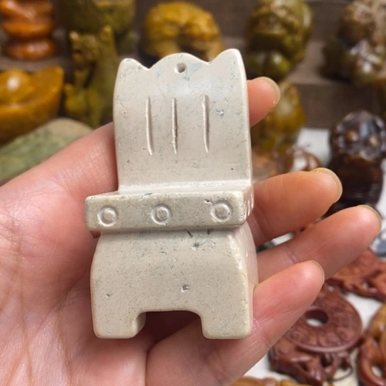 蛇纹石玉未镶嵌颈饰