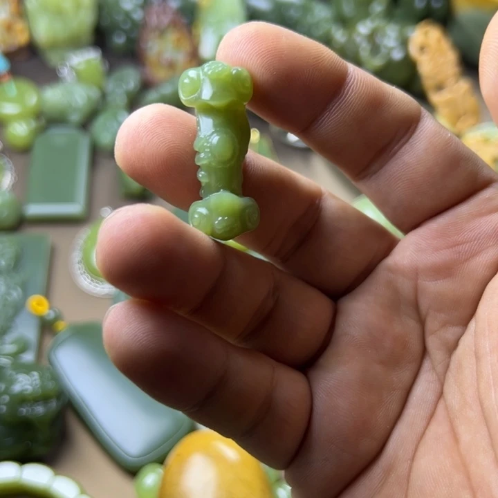 一***阳岫岩老玉（透闪石质玉）未镶嵌挂件