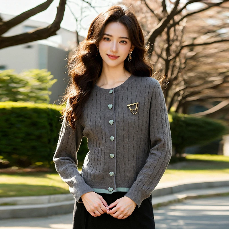 奢姿大码女装2025春季减龄链条时尚针织衫胖妹妹爱心扣百搭上衣