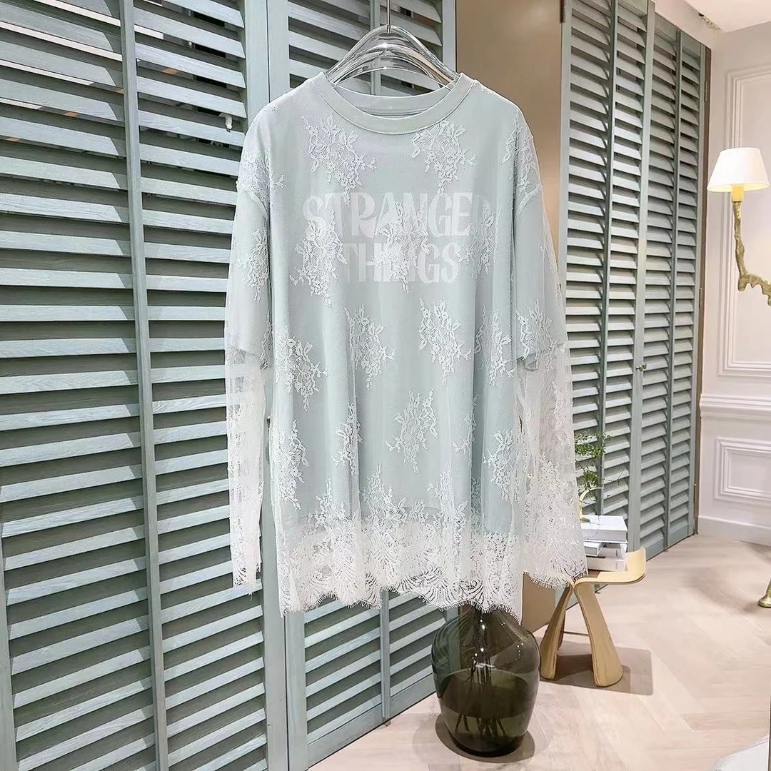 i-EAST 璀璨夜色~字母拼接蕾丝圆领长T恤上衣T11402