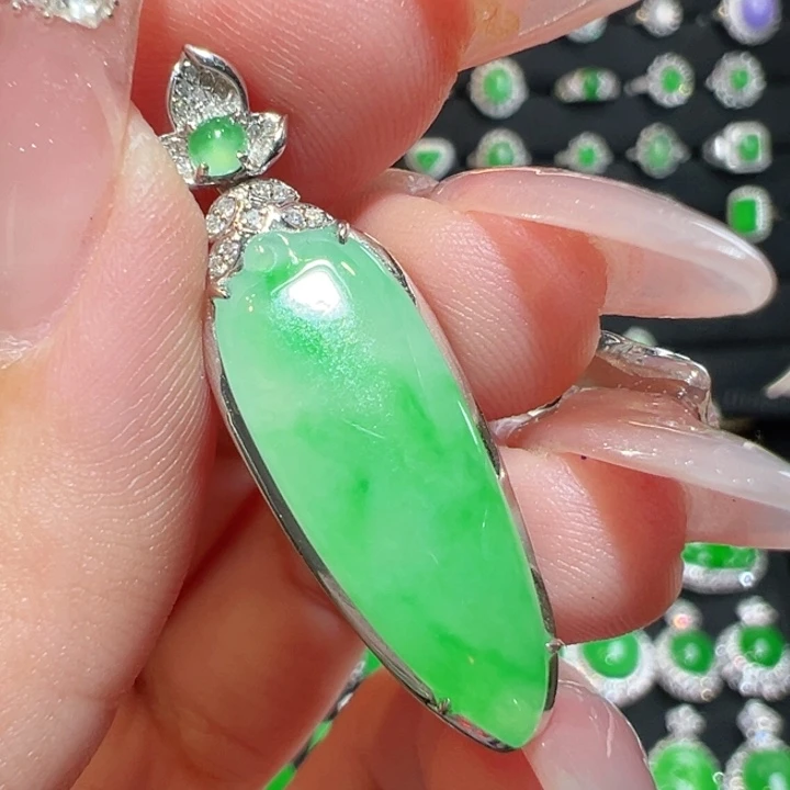 颈饰18K金镶嵌翡翠