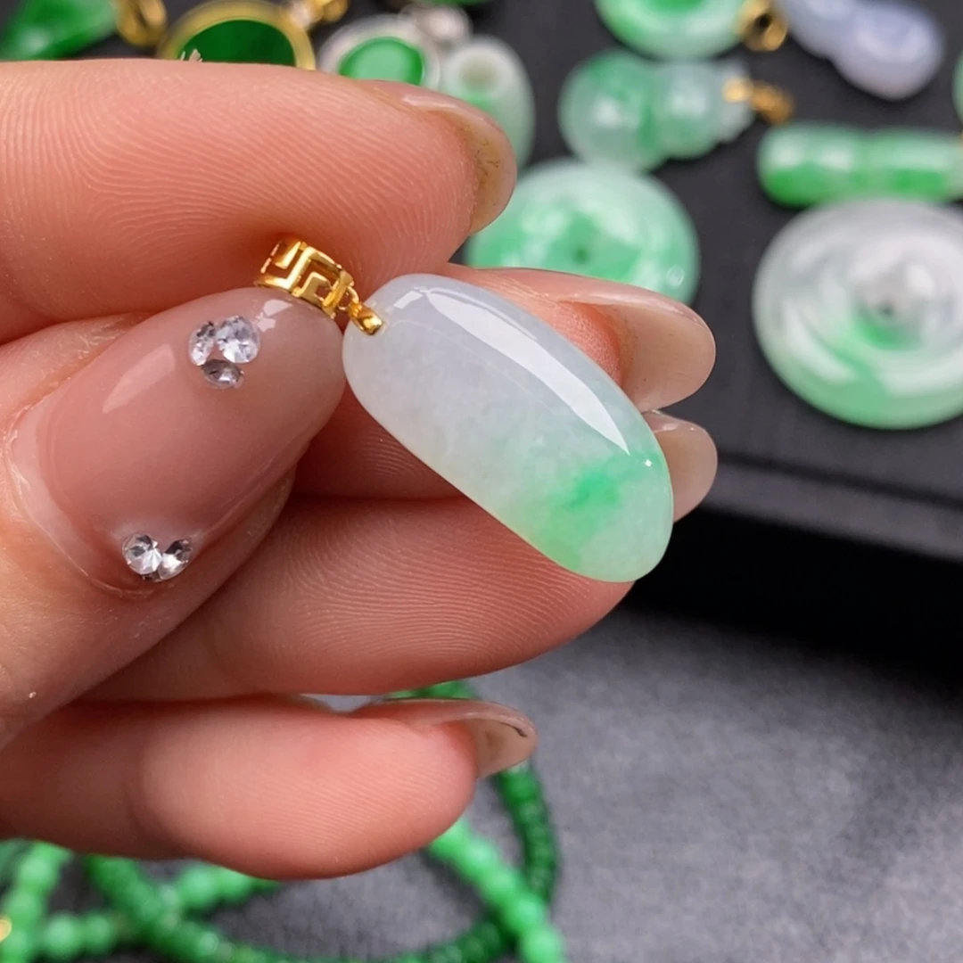 翡翠颈饰18K金镶嵌翡翠