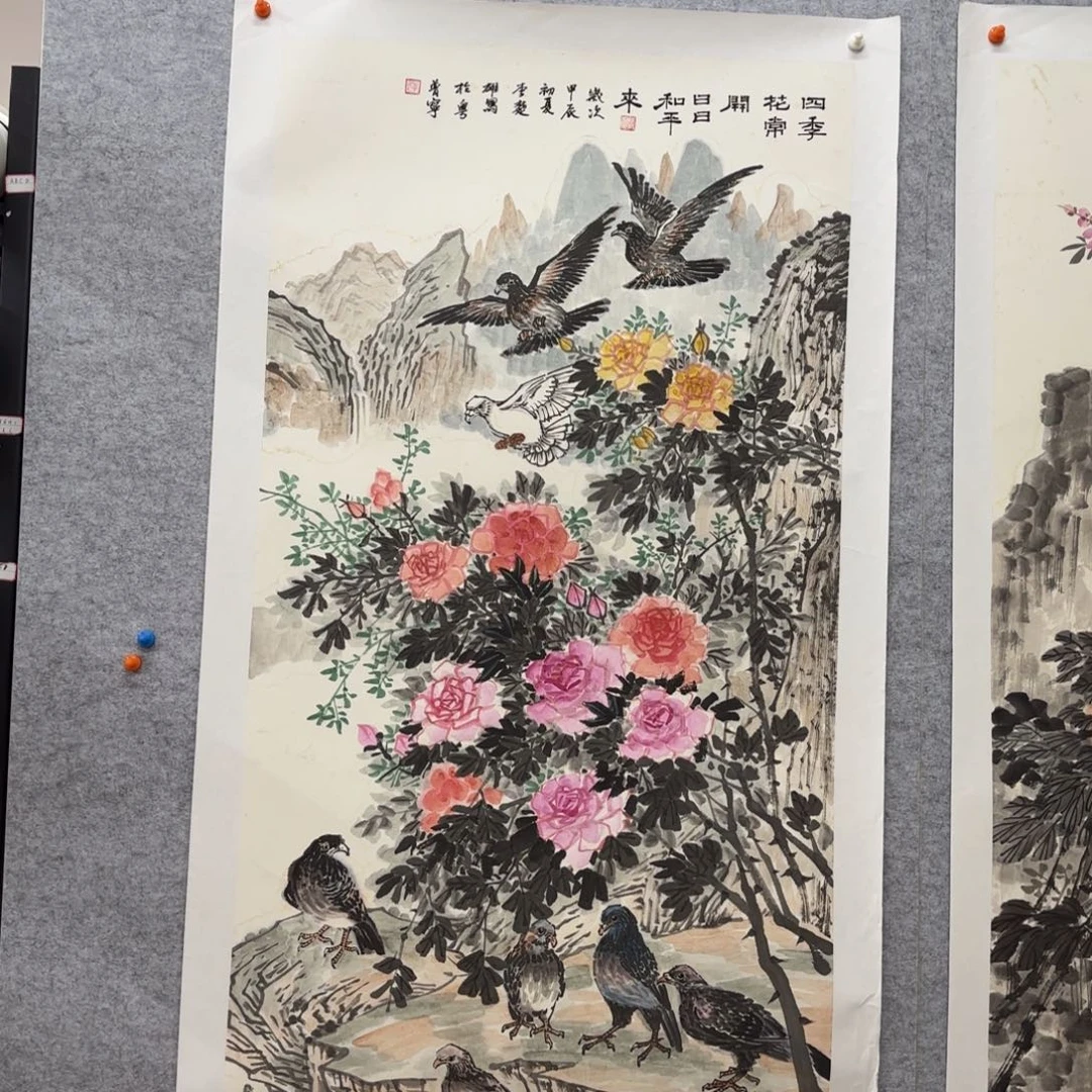 国画花鸟等图案为一体而成